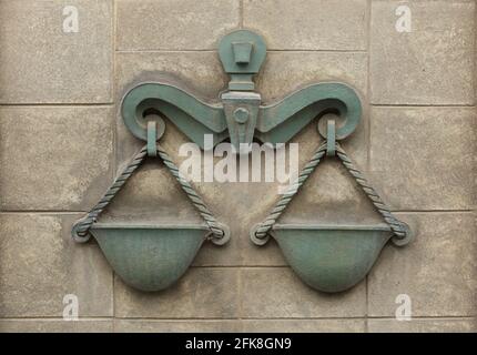 Waage. Tierkreiszeichen im keramischen Relief auf dem Wohnhaus in der Sokolovská Straße im Bezirk Libeň in Prag, Tschechische Republik. Stockfoto