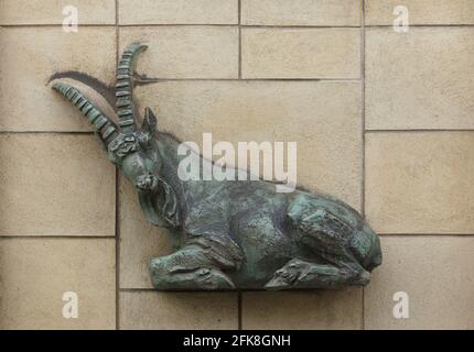 Steinbock. Tierkreiszeichen im keramischen Relief auf dem Wohnhaus in der Sokolovská Straße im Bezirk Libeň in Prag, Tschechische Republik. Stockfoto
