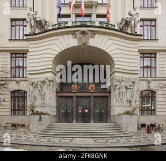 Haupteingang des Prager Neuen Rathauses (Nová radnice) auf dem Marienplatz in der Staré Město (Altstadt) in Prag, Tschechische Republik. Das Jugendstilgebäude des tschechischen Architekten Osvald Polívka wurde in den Jahren 1908-1911 erbaut. Der Eingang wird von zwei Jugendstilreliefs des tschechischen Bildhauers Stanislav Sucharda flankiert. Auf dem Balkon über dem Eingang sind Statuen des tschechischen Bildhauers Josef Mařatka zu sehen. Stockfoto