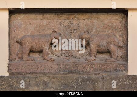 Hausschild auf dem Haus bei den kleinen Bären (Dům U Medvídků) aus dem Jahr 1614 in Staré Město (Altstadt) in Prag, Tschechische Republik. Im Haus befindet sich die Mikrobrauerei bei Little Bears (Pivovar U Medvídků). Stockfoto