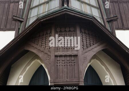 Holzschnitzerei über dem Eingang zur Kirche des Heiligen Adalbert (Kostel svatého Vojtěcha), entworfen vom tschechischen Architekten Emil Králíček (1905) im Bezirk Libeň in Prag, Tschechische Republik. Stockfoto