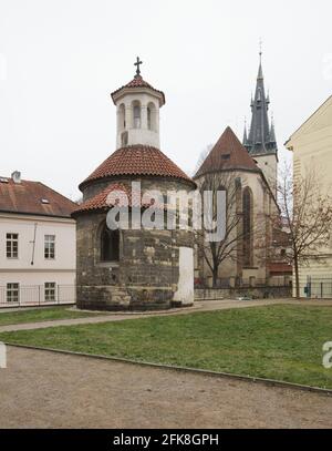 Die romanische Rotunde der Heiligen Longin (Rotunda svatého Longina) und die St.-Stephans-Kirche (Kostel svatého Štěpána) in Nové Město (Neustadt) in Prag, Tschechische Republik. Stockfoto