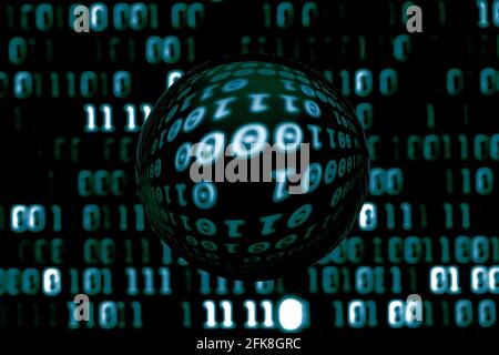 Ein Linsenball mit unscharrem Binärcode. Stockfoto
