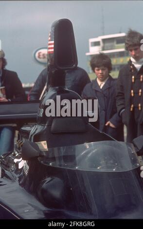 Die Zuschauer studieren das Cockpi-Gebiet des F1-Wagens Shadow DN5, das Jean-Pierre Jarier beim International Trophy-Rennen 1976 in Silverstone fahren wird. Stockfoto