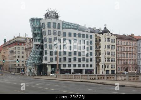 Tanzendes Haus (Tančící dům), entworfen von den Architekten Vlado Milunić und Frank Gehry (1996) in Nové Město (Neustadt) Prag, Tschechische Republik. Das Einnahmehaus neben dem Tanzenden Haus rechts ist das Haus, in dem der tschechische Präsident Václav Havel seit mehr als 40 Jahren seit seiner Geburt lebt. Stockfoto