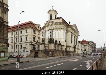 Orthodoxe Kathedrale der Heiligen Cyrill und Methodius (Pravoslavný chrám svatého Cyrila a Metoděje) in der Resslova-Straße in Nové Město (Neustadt) in Prag, Tschechische Republik. Die barocke Kirche, die von den böhmischen Barockarchitekten Kilian Ignaz Dientzenhofer und Paul Ignaz Bayer entworfen wurde, wurde von 1730 bis 1736 als Kirche des heiligen Karl Borromeo (Kostel svatého Karla Boromejského) erbaut. Stockfoto