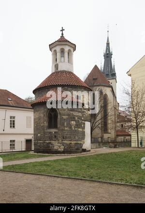 Die romanische Rotunde der Heiligen Longin (Rotunda svatého Longina) und die St.-Stephans-Kirche (Kostel svatého Štěpána) in Nové Město (Neustadt) in Prag, Tschechische Republik. Stockfoto