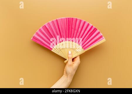 Handfächer aus Bambus und Papier in weiblicher Hand Stockfoto