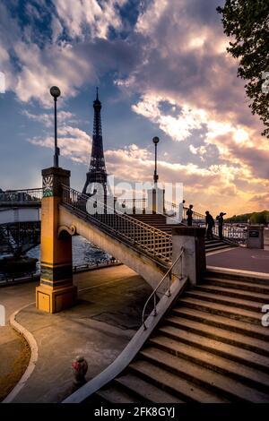 Paris, Frankreich - 28. April 2021: Blick vom Debilly-Gang und Eiffelturm im Hintergrund in Paris Stockfoto