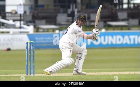 Hove UK 29. April 2021 - Ben Brown hat am ersten Tag des LV= Insurance County Championship-Spiels auf dem 1. Central County Ground in Hove gegen Lancashire gegen Sussex gestampft. : Credit Simon Dack / Alamy Live News Stockfoto