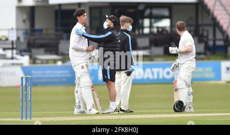 Hove UK 29. April 2021 - Tom Clark von Sussex wird am ersten Tag ihres LV= Insurance County Championship-Spiels auf dem 1. Central County Ground in Hove auf den Helm gegen Lancashire geschlagen. : Credit Simon Dack / Alamy Live News Stockfoto