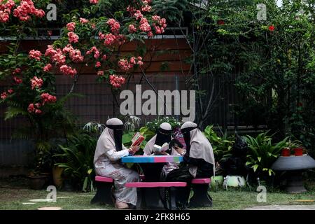 Shah Alam, Selangor, Malaysia. April 2021. Muslimische Frauen lesen den koran auf einer Madrasah während des islamischen Monats Ramadan am Tag des Nuzul Al-Quran. Es war am 17. Tag des heiligen Monats Ramadan, dass der erste Vers des Quran an den Propheten Muhammad enthüllt wurde.Quelle: Kepy/ZUMA Wire/Alamy Live News Stockfoto