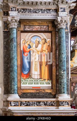 Nahaufnahme von religiösen Gemälden, die die Marmorwand in der katholischen Kathedrale schmücken In Rom Stockfoto