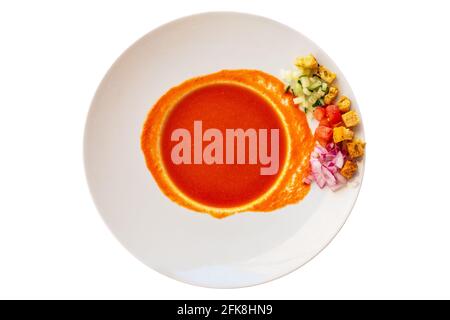 Blick von oben auf den andalusischen Gazpacho auf einem weißen Teller. Spanien Stockfoto