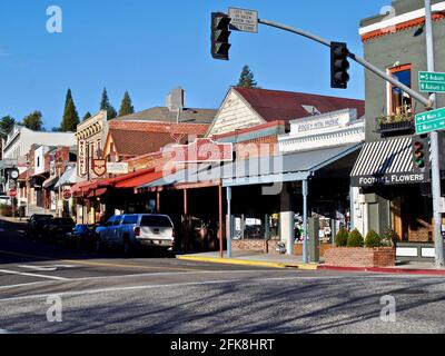 Grass Valley, Kalifornien, USA: Hauptstraße mit Pete's Pizza, Main St Mall, Sierra Star und Holbrooke Hotel. Grass Valley ist eine Stadt des Goldrausches. Stockfoto