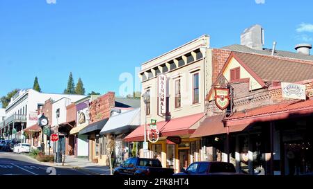 Grass Valley, Kalifornien, USA: Hauptstraße mit Pete's Pizza, Main St Mall, Sierra Star und Holbrooke Hotel. Grass Valley ist eine Stadt des Goldrausches. Stockfoto