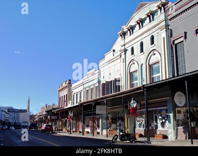 Grass Valley, Kalifornien: Mill Street in der Innenstadt von Grass Valley. Grass Valley ist eine Goldrausch-Stadt am Fuße der Sierra Nevada. Stockfoto