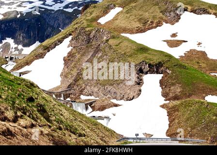 Wasserfall an der Großglockner Hochalpenstraße (Großglockner-Hochalpenstraße) im Nationalpark hohe Tauern. Die höchste Passstraße Österreichs Stockfoto