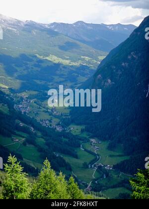 Das Alpental entlang der Großglockner Hochalpenstraße (Großglockner-Hochalpenstraße) ist die höchste Passstraße Österreichs. Stockfoto