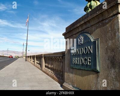 Schild der London Bridge in Lake Havasu City, Arizona. Sie überspannte früher die Themse in London, England. Jetzt rekonstruiert in Arizona, USA. Stockfoto