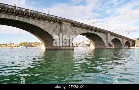 London Bridge in Lake Havasu City, Arizona. Sie überspannte früher die Themse in London, England. Dann wurde in Arizona gekauft und rekonstruiert. Stockfoto