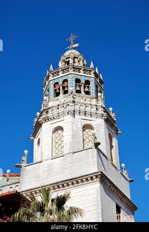 San Simeon, Kalifornien: Hearst Castle, William Randolph Hearsts von Julia Morgan entworfenes Küstengebiet auf einem Hügel. „Casa Grande“-Glockenturm. Stockfoto