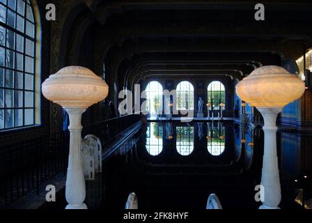 San Simeon, Kalifornien: Hearst Castle Hallenbad mit römischem Murano-Glas und Blattgold. Stil nach einem alten römischen Bäder. Zwei Lampen A Stockfoto