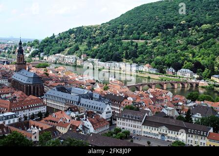 Mittelalterliches Heidelberg, Deutschland am Neckar. Heiliggeistkirche Kornmarkt und die Carl-Theodor-Brücke. Stockfoto