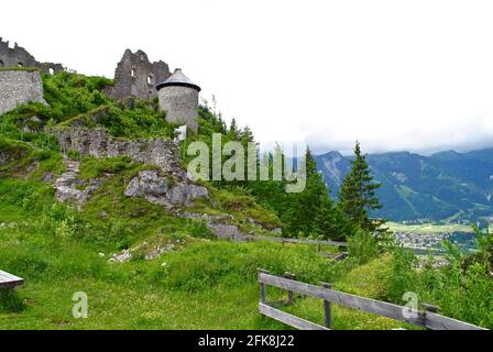 Burgruine Ehrenberg (Burgruine Ehrenberg) in Reutte, Österreich. Eine historische mittelalterliche Burg mit Verteidigungsmauern und hohen Türmen. Niedrige Wolken in den Alpen Stockfoto