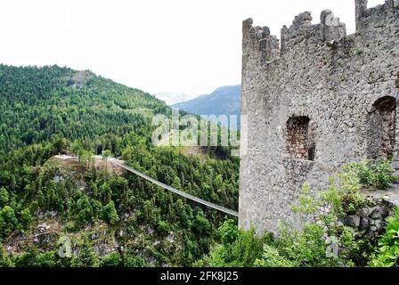 Highline179 (Hängebrücke Ehrenberg) eine Fußgängerhängebrücke und die Burgruine Ehrenburg. In der Nähe von Reutte an der bayerisch-österreichischen Grenze gelegen. Stockfoto