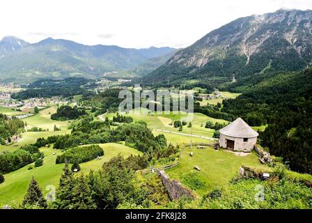 Burgruine Ehrenberg (Burgruine Ehrenberg) in Reutte, Österreich. Tal in den bayerischen Alpen. Der mittelalterliche Burgkomplex war die Heimat von Kaisern und Königen. Stockfoto