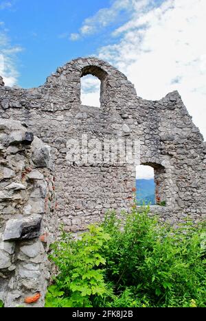 Burgruine Ehrenberg (Burgruine Ehrenberg) in Reutte, Österreich. Eine historische mittelalterliche Burg mit Verteidigungsmauern und hohen Türmen. Gotische Steinmauern. Stockfoto