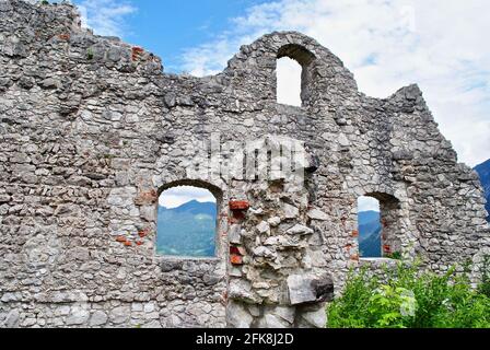 Burgruine Ehrenberg (Burgruine Ehrenberg) in Reutte, Österreich. Eine historische mittelalterliche Burg mit Verteidigungsmauern und hohen Türmen. Gotische Steinmauern. Stockfoto