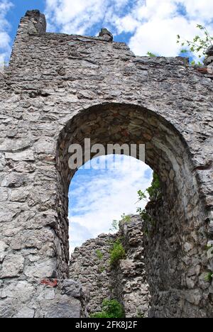 Burgruine Ehrenberg (Burgruine Ehrenberg) in Reutte, Österreich. Eine historische mittelalterliche Burg mit Verteidigungsmauern und hohen Türmen. Gotische Steinmauern. Stockfoto