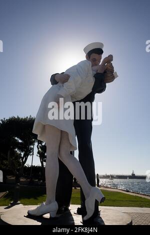 Statue feiert den V-J Tag in. Hafen Von San Diego - „Statue Der Bedingungslosen Kapitulation“ Stockfoto