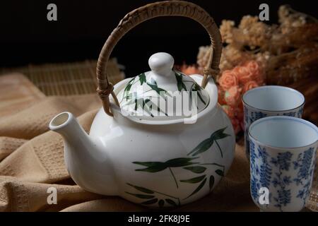 Die Teekannen aus Porzellan und Tassen Stockfoto