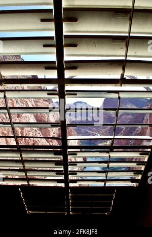 Blick aus dem Inneren des Hoover-Staudamms. Blick auf die Mike O'Callaghan-Pat Tillman Memorial Bridge. In einem Inspektionstunnel im Staudamm. Stockfoto