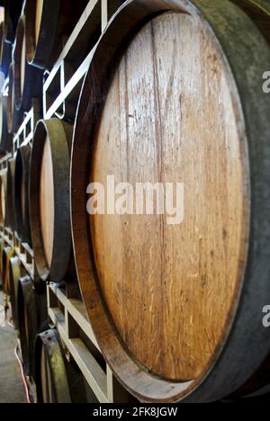 Gestapelte Holzweinfässer oder -Fässer in Ironstone Vineyards in Kalifornien. Holzfaßköpfe und Glockenspiel, die abgeschrägte Kante am Ende jedes Stabes. Stockfoto