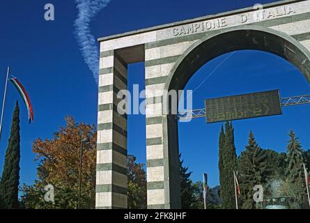 Eingangsbogen in Campione d Italia eine kleine italienische Exklave In Schweizer Gebiet am Luganersee Stockfoto