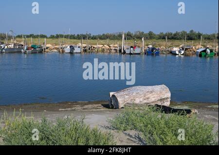 Fischerboote in Sacca di Scardovari, Po Delta Park, Venetien, Italien Stockfoto