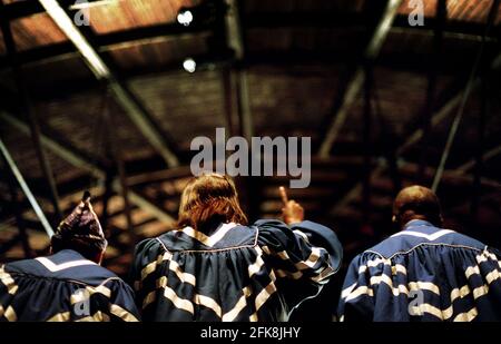 GOSPEL SINGERS MARCH 2001, DAS LETZTE NACHT IM ROUNDHOUSE IN CAMDEN IM RAHMEN DER GENERALPROBE-SHOW „WEIL ICH SINGE“ AUFTRAT. DIE SHOW UMFASST MEHR ALS 500 SÄNGER EINES STADTCHORS VON A-Z, DIE SEITE AN SEITE IN EINER THEATRALISCHEN HOMMAGE AN DIE DEMOKRATIE UND KLASSENLOSIGKEIT DES GESANGS AUFTRETEN. DIE AUFFÜHRUNGEN FINDEN ÜBER DAS WOCHENENDE STATT.30. MÄRZ 2001 FOTO ANDY PARADISE Stockfoto