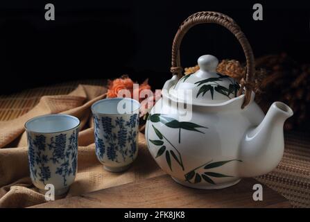 Die Teekannen aus Porzellan und Tassen Stockfoto