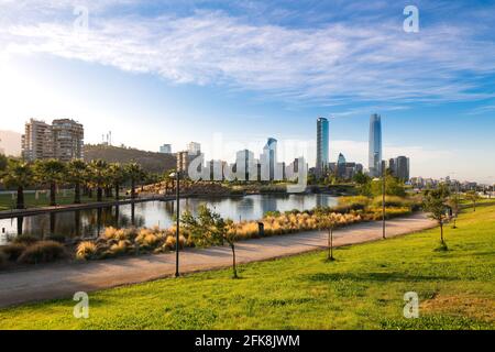 Skyline von Gebäuden in den Stadtteilen Las Condes und Providencia und dem Teich im Bicentennial Park in Vitacura, Santiago de Chile Stockfoto