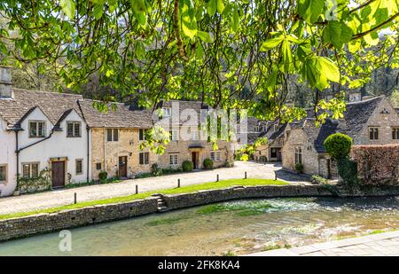 Cottages neben dem By Brook im Cotswold-Dorf Castle Combe, Wiltshire, Großbritannien Stockfoto