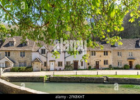 Cottages neben dem By Brook im Cotswold-Dorf Castle Combe, Wiltshire, Großbritannien Stockfoto