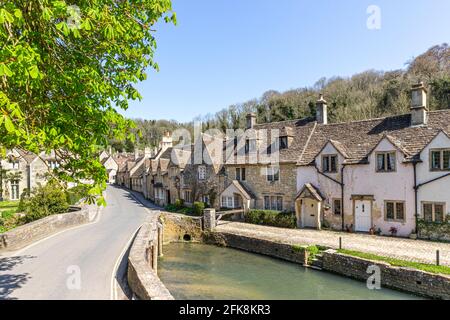 Cottages neben dem By Brook im Cotswold-Dorf Castle Combe, Wiltshire, Großbritannien Stockfoto