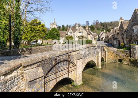 Die Brücke über den By Brook im Cotswold-Dorf Castle Combe, Wiltshire, Großbritannien Stockfoto