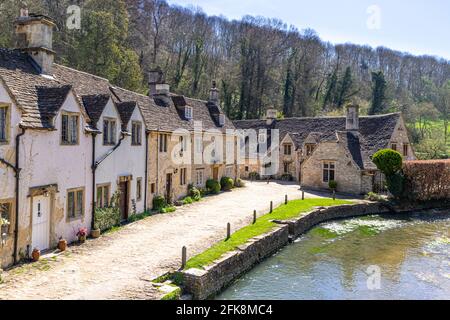 Cottages neben dem By Brook im Cotswold-Dorf Castle Combe, Wiltshire, Großbritannien Stockfoto