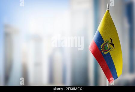 Eine kleine Flagge Ecuadors auf dem Hintergrund eines Unscharfer Hintergrund Stockfoto