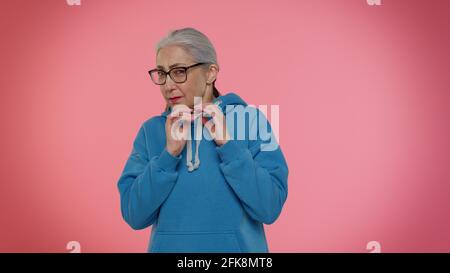 Verwirrt ältere gut aussehende Oma Frau zeigt Finger selbst fragen sagen Wer, warum ich nicht danke Stockfoto